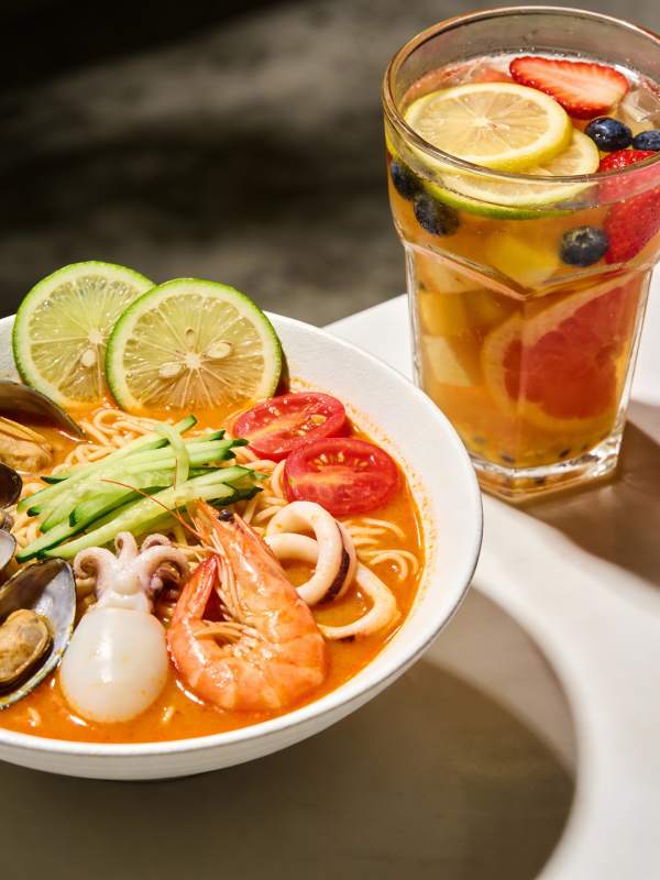 海鲜面配水果茶图片