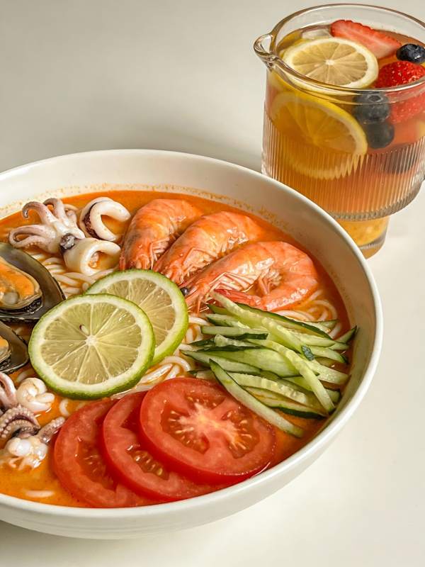 海鲜汤面配水果茶图片