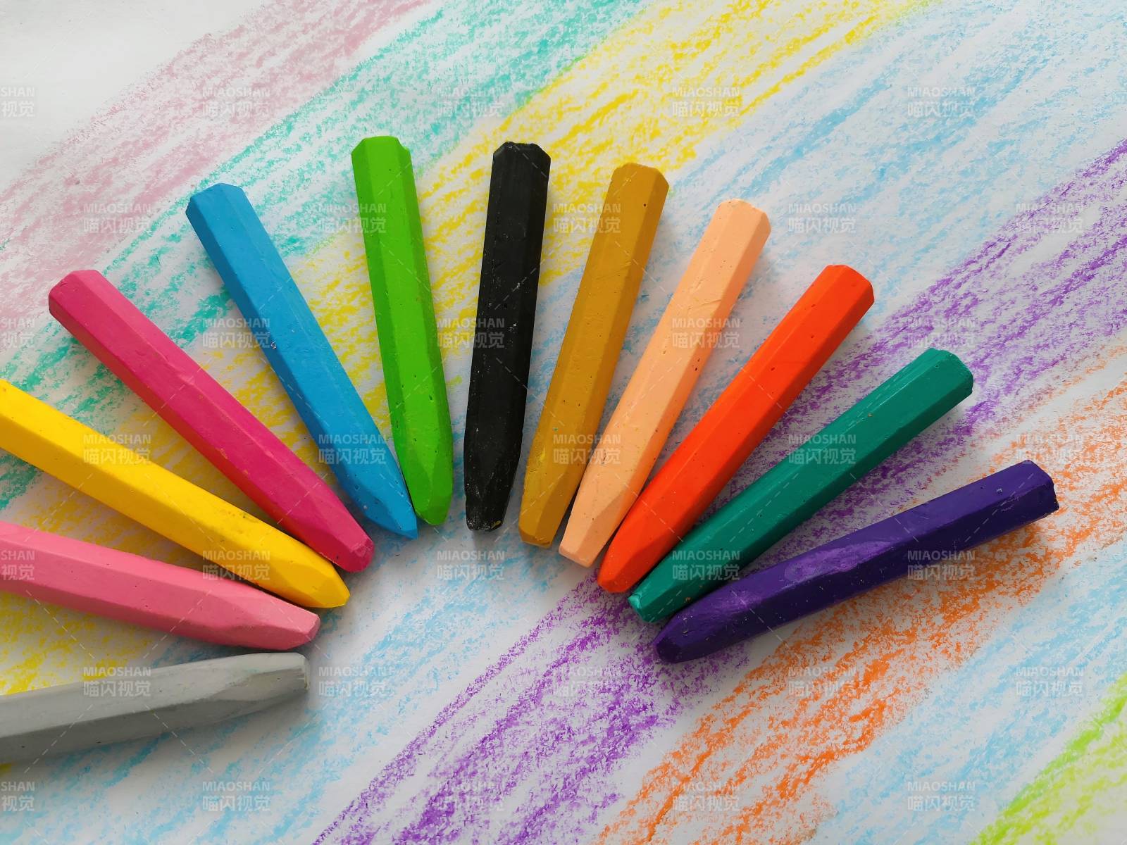 彩色粉笔排列图图片