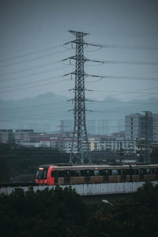 城市轻轨穿行夜幕图片