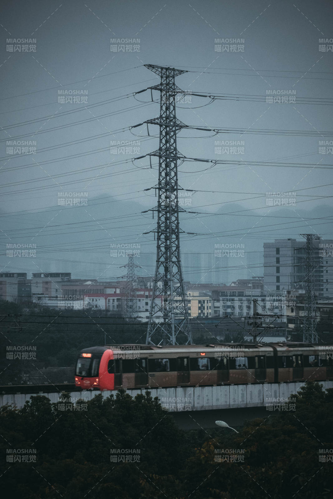 城市轻轨穿行夜幕图片