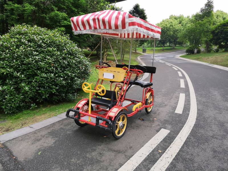 红色条纹顶棚观光车图片