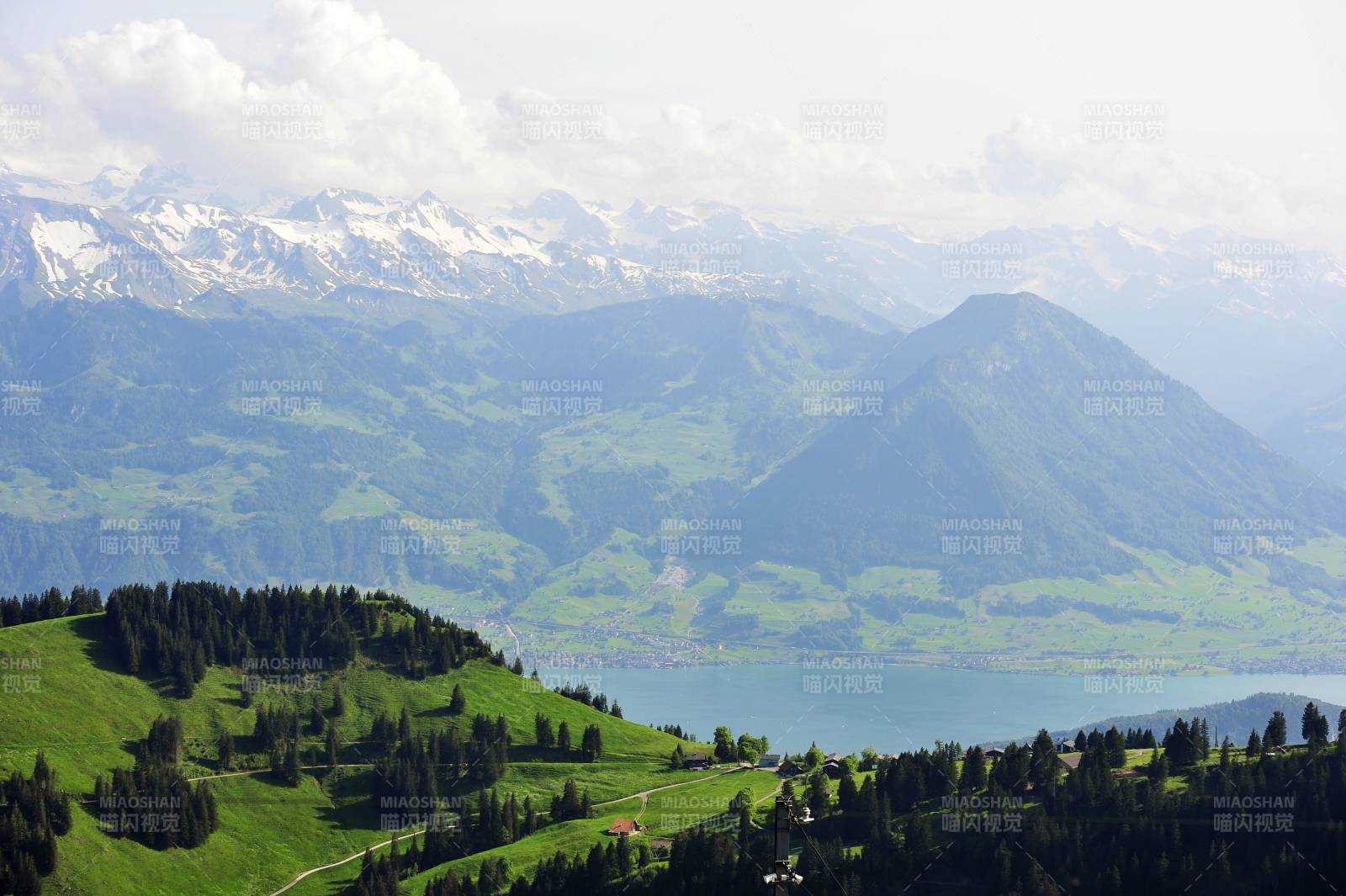 瑞士青山绿水映雪山图片