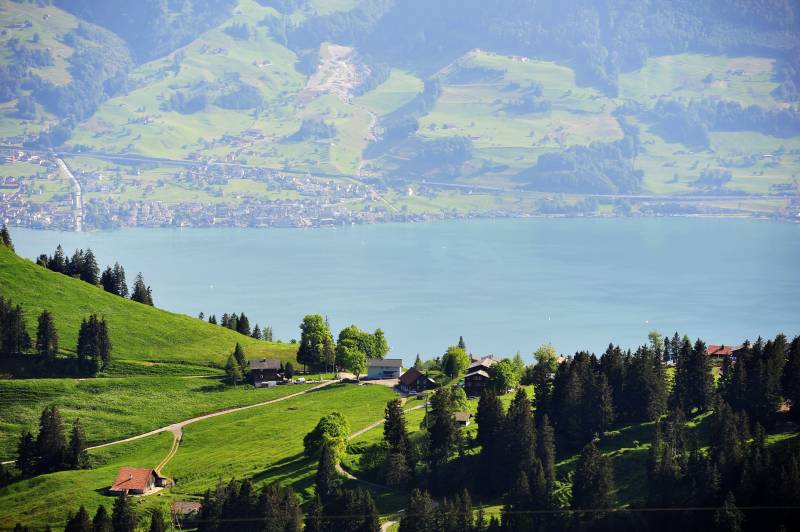 瑞士湖光山色田园景图片