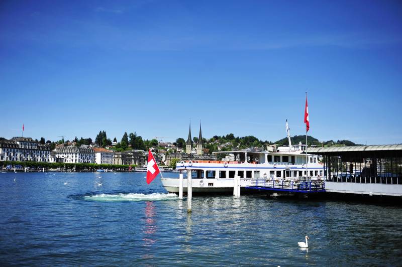 瑞士 湖畔游船风光图片