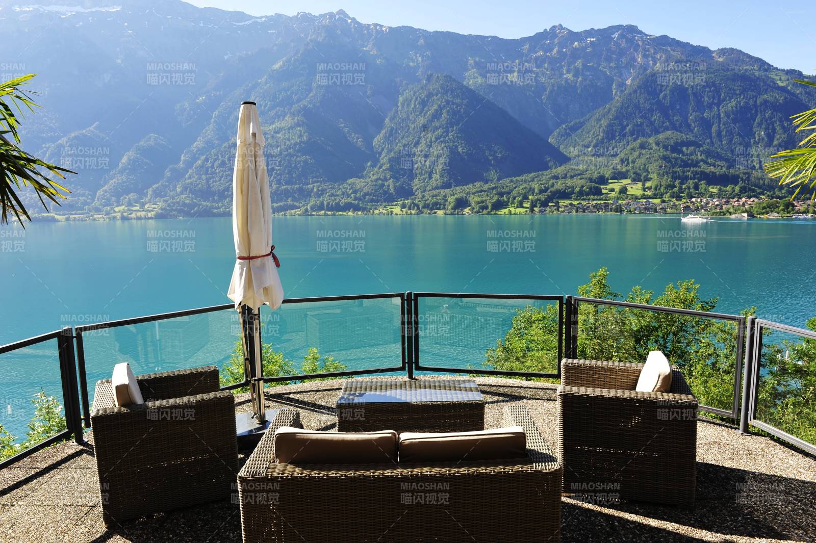 湖畔山景露台休闲图片