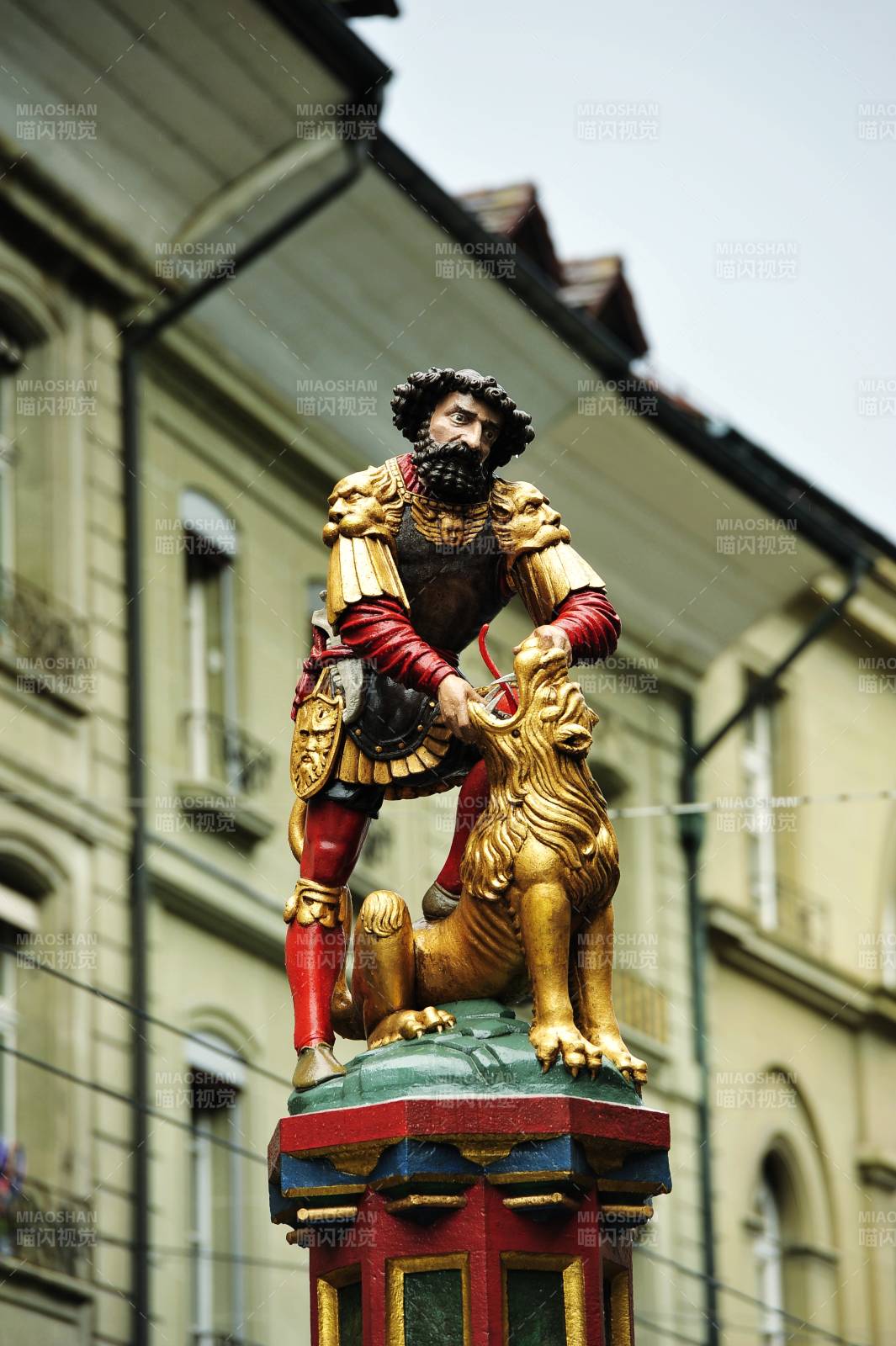 瑞士 圣人骑狮雕像图片