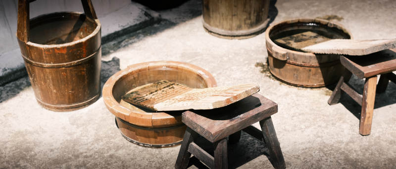 古朴木桶与小凳图片