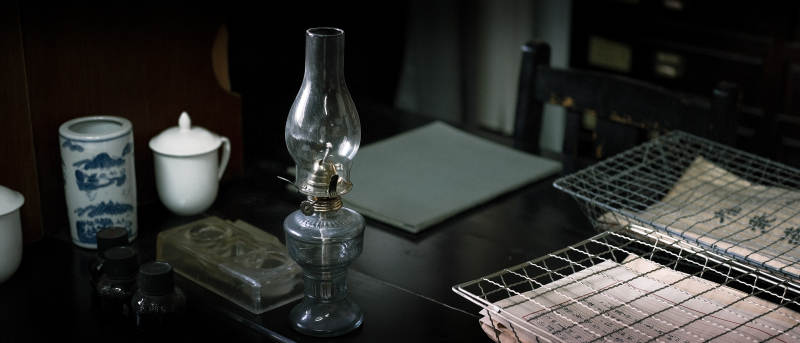 古董灯旁的静物图片