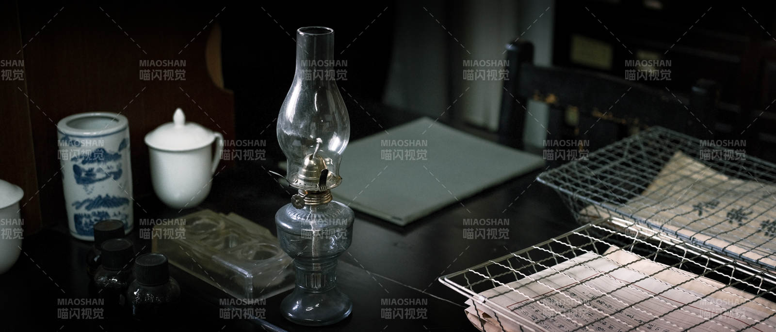 古董灯旁的静物图片