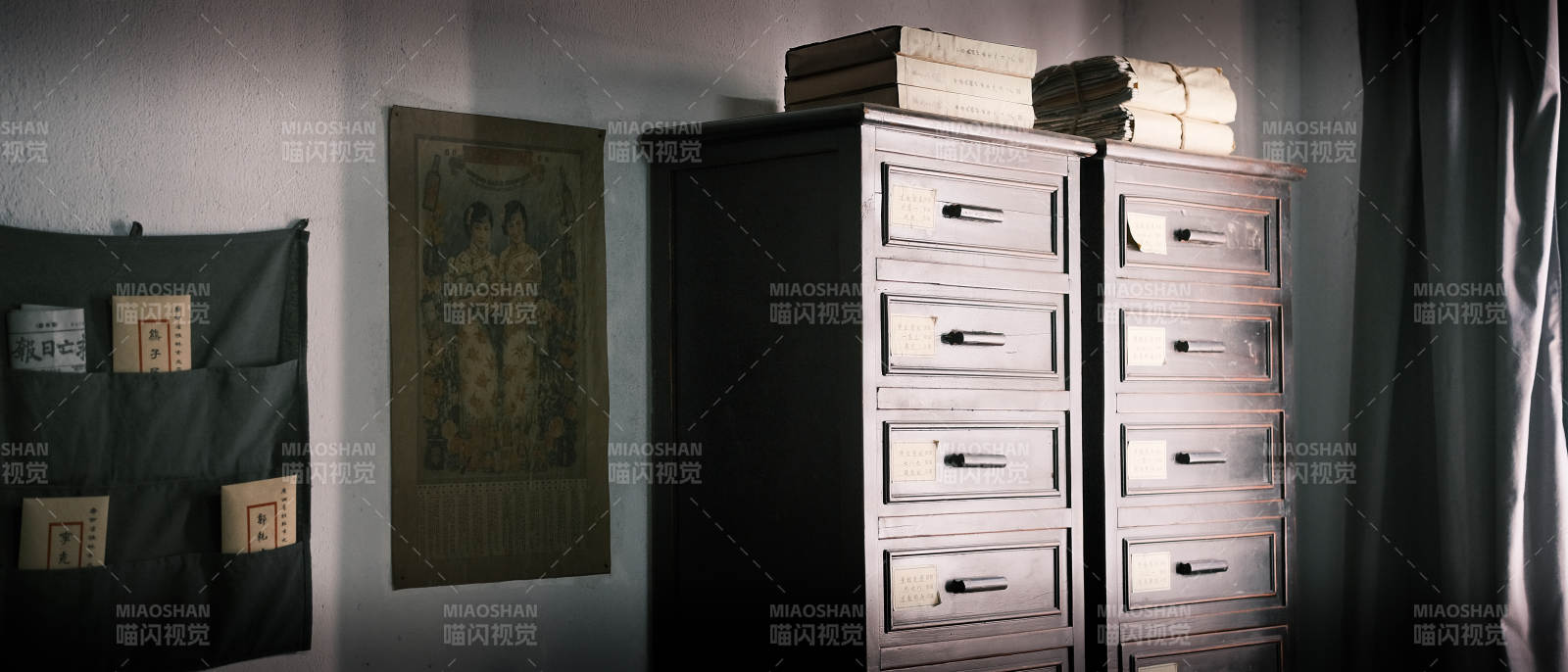 复古衣柜与挂画图片