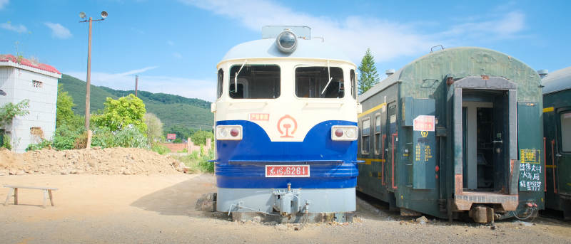 老式火车静停站台图片