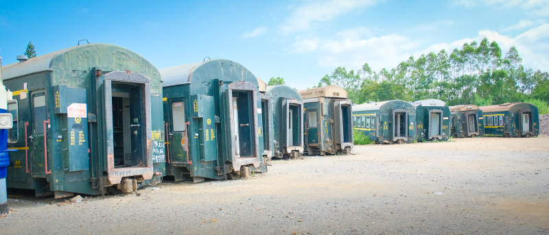 废弃车厢排列成行图片