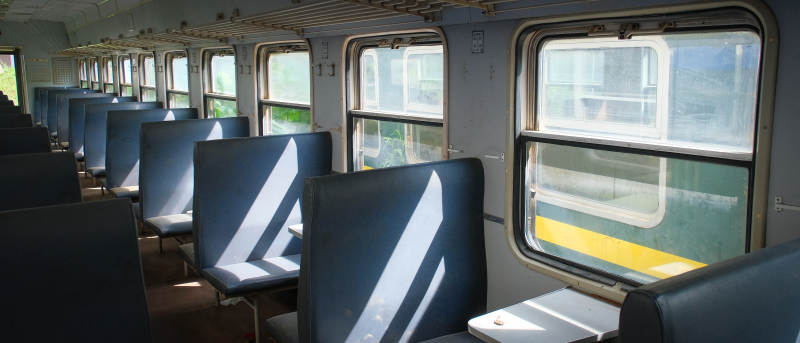 车厢内的蓝色座椅图片