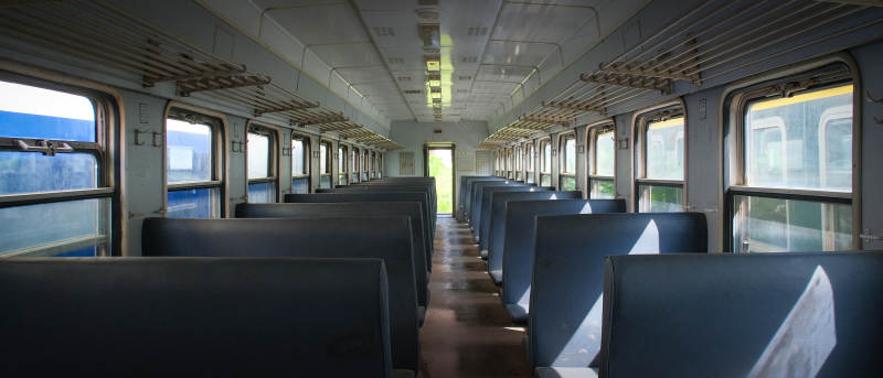 空荡的车厢长廊图片