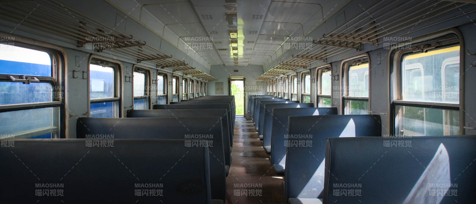 空荡的车厢长廊图片