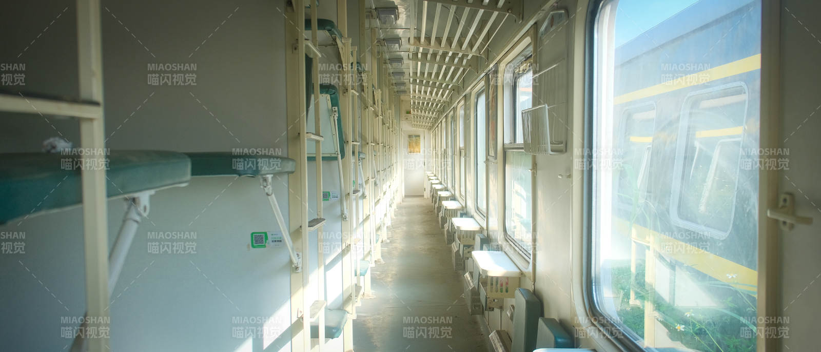 列车车厢内部景象图片