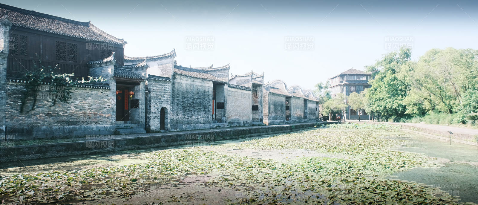 古村水畔静谧景图片