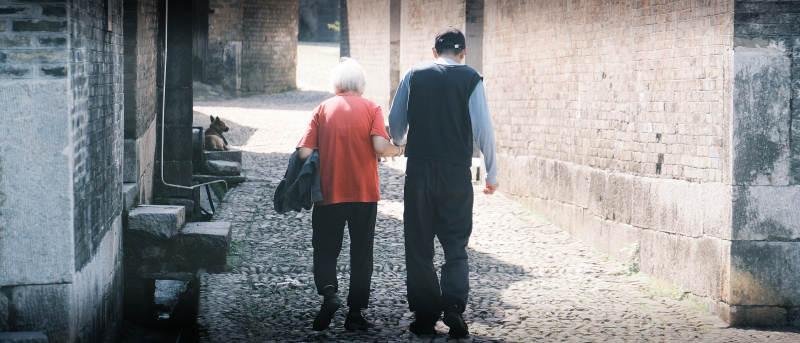 携手同行的老人图片