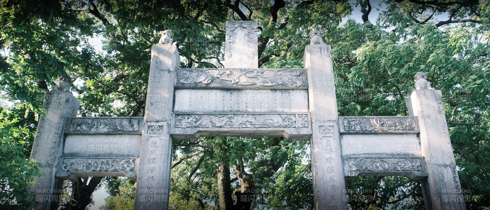 古石牌坊林间景图片