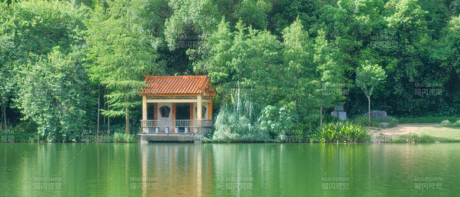 湖畔小屋静谧景图片