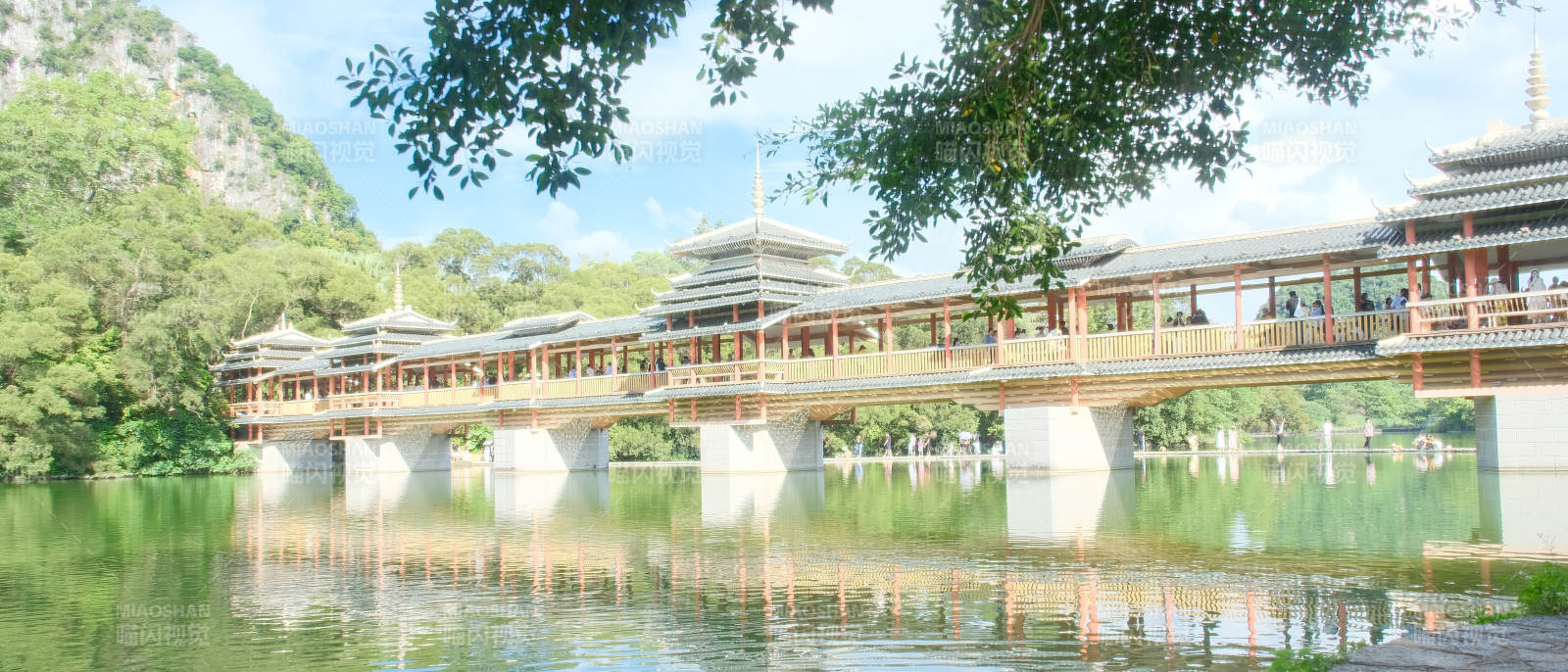 湖上长廊桥影图片