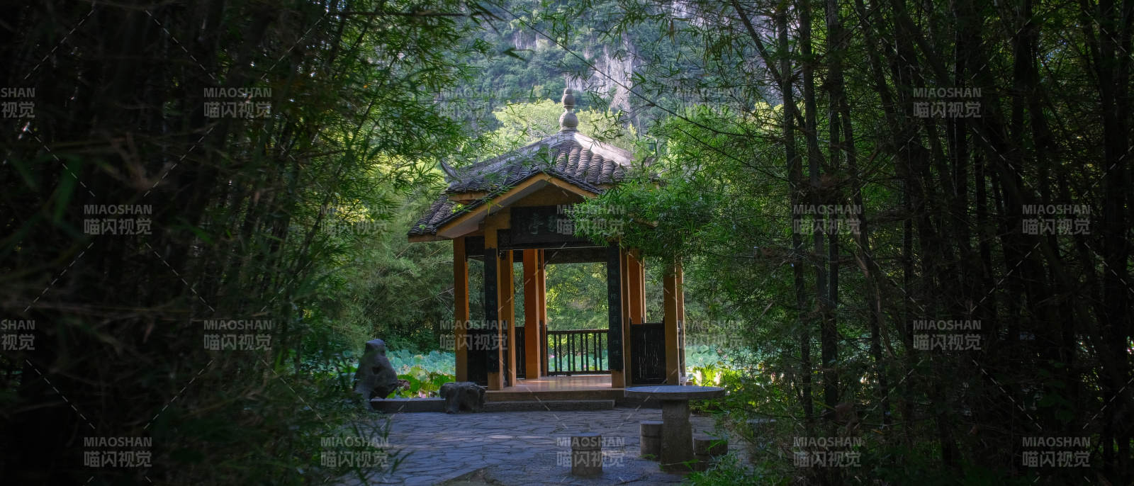 林间小亭静谧景图片