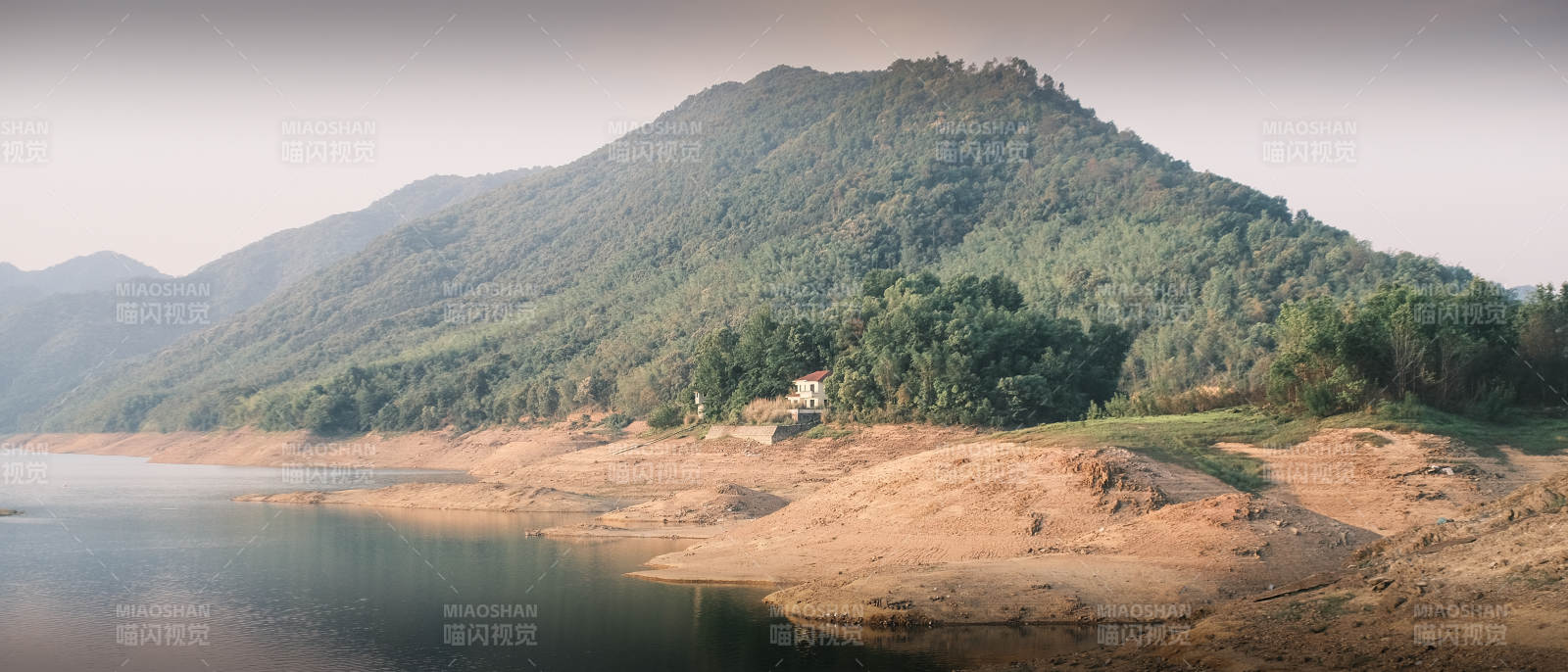 湖畔山居静谧景图片