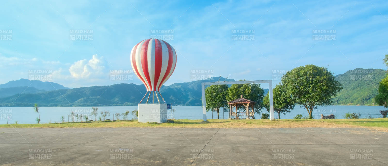 湖畔热气球图片