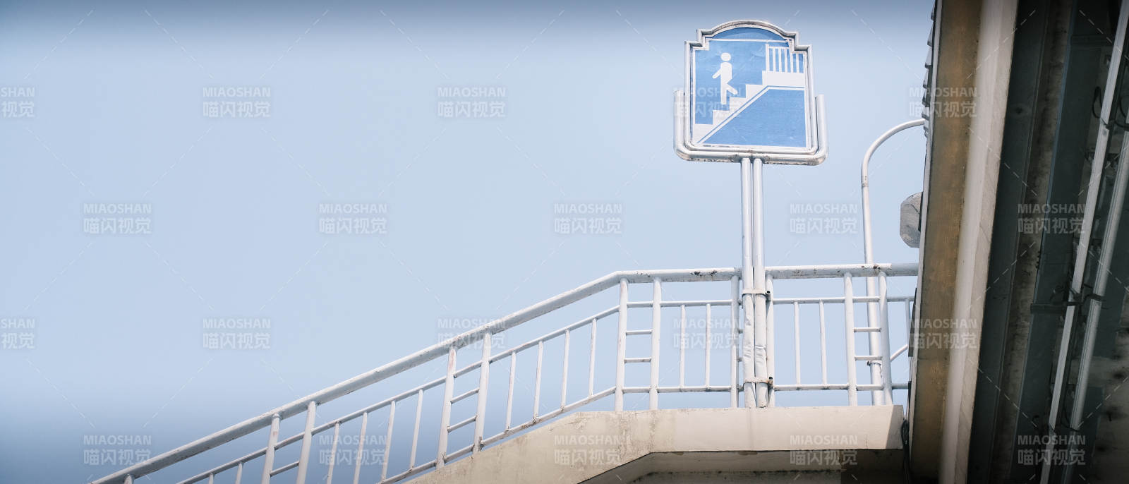 楼梯指示牌图片