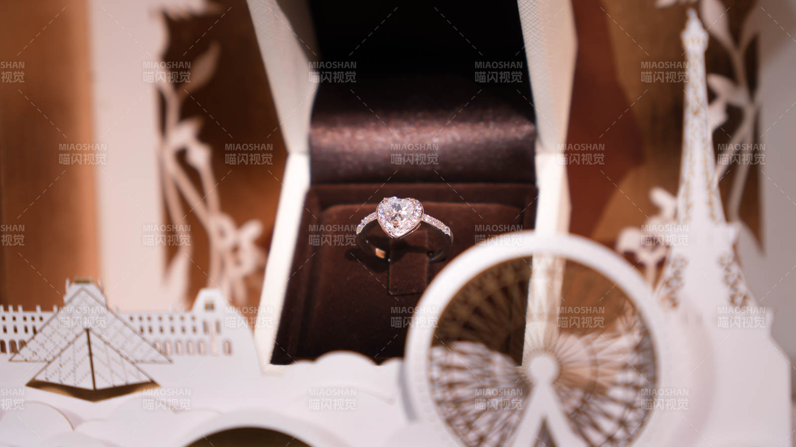 钻戒闪耀 浪漫求婚图片