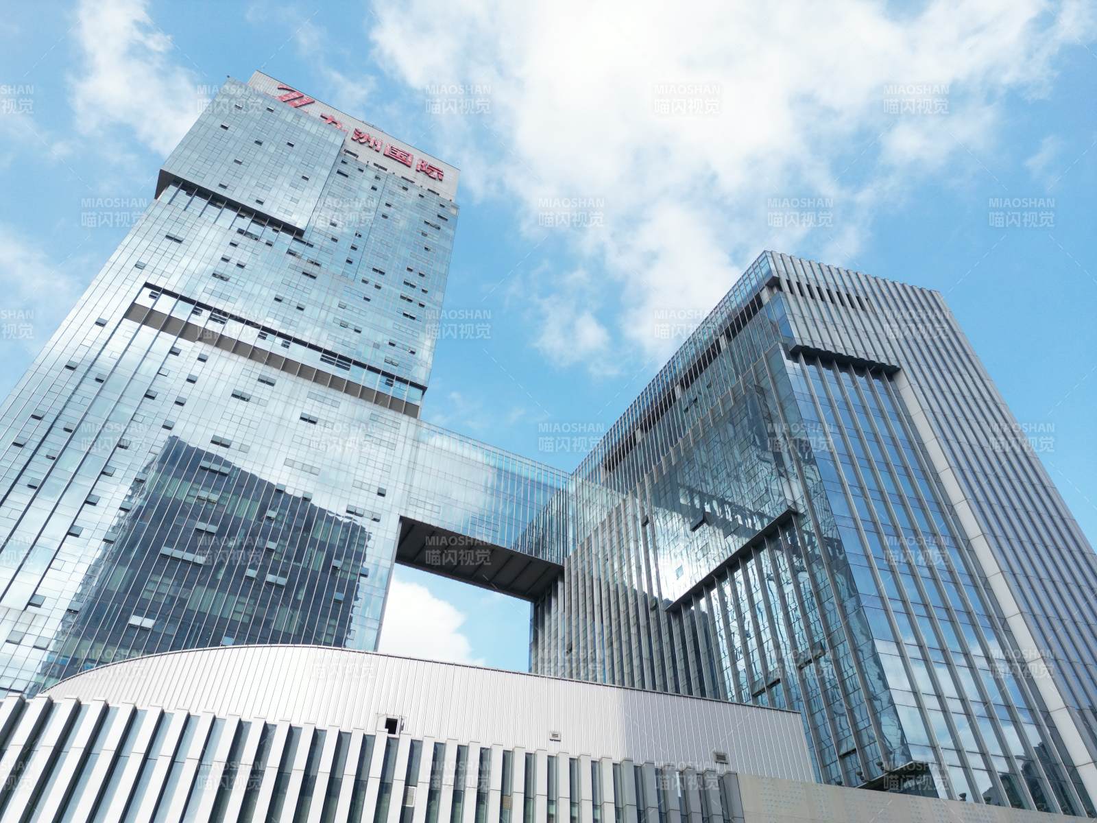 现代都市双塔楼图片