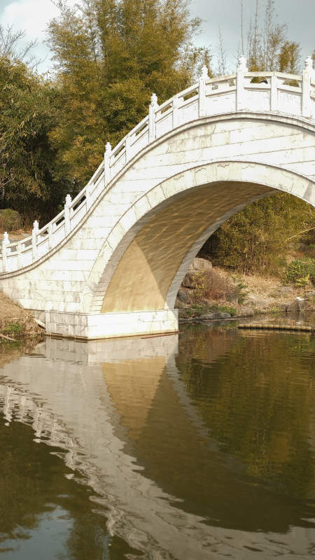 拱桥倒影静谧湖图片