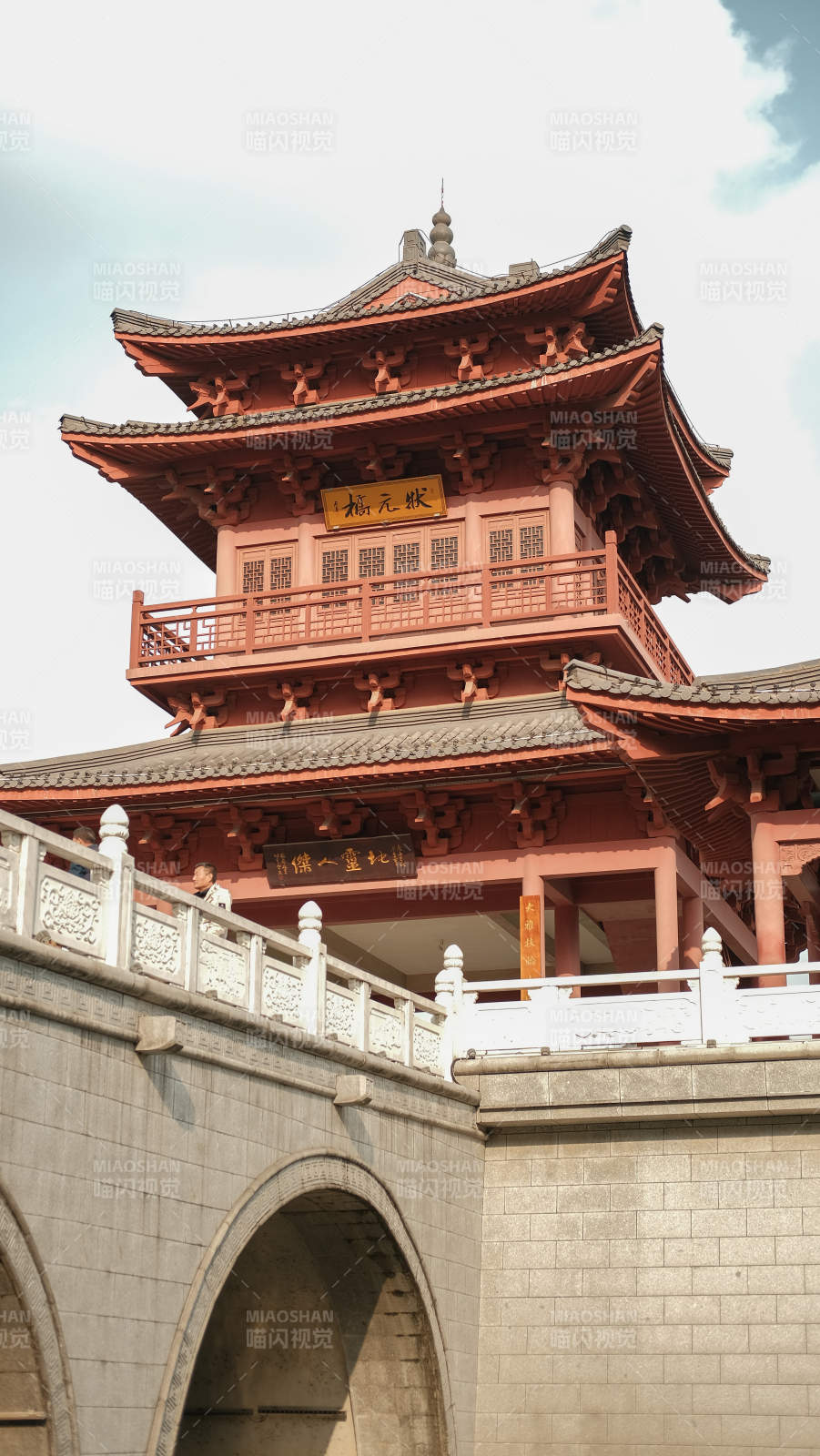 古塔飞檐映蓝天图片