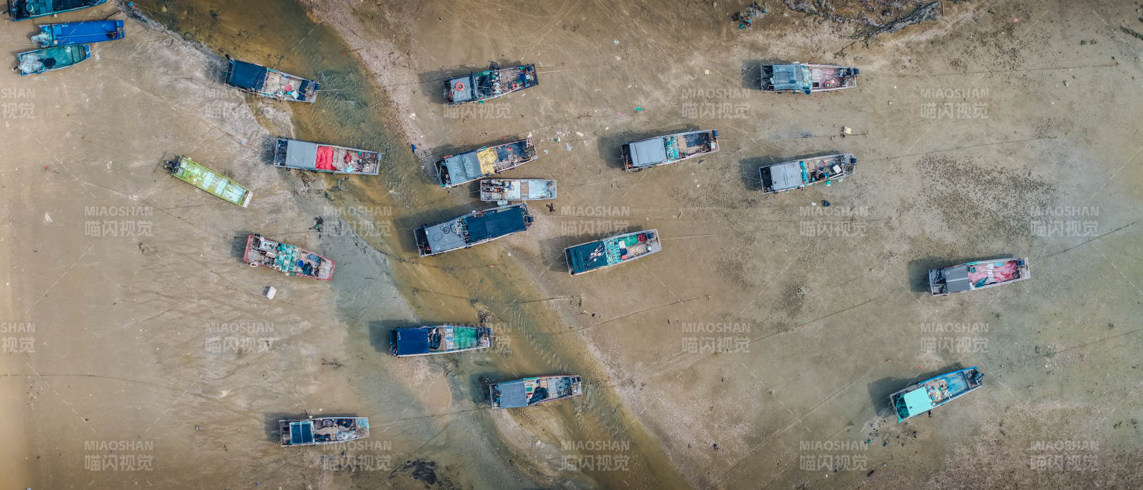 航拍渔船停泊图图片