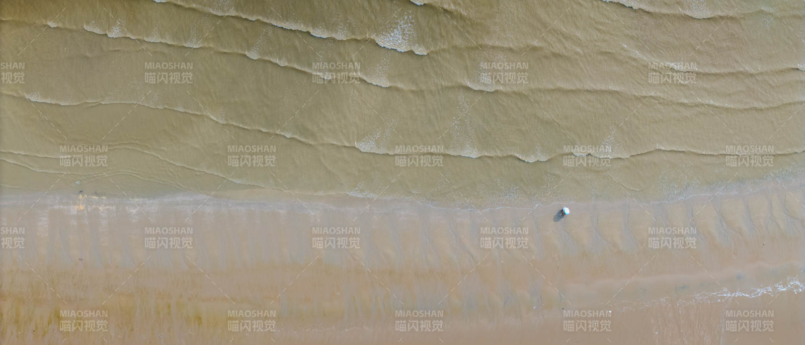 沙滩上的波纹与足迹图片