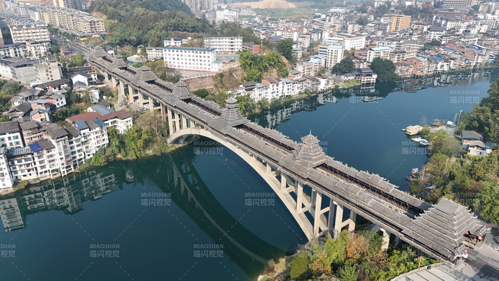 古桥横跨碧水城图片