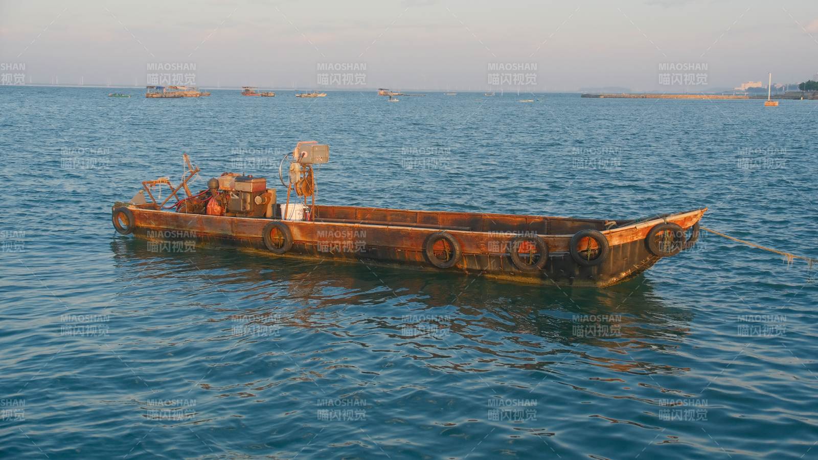 海上渔船静泊图片