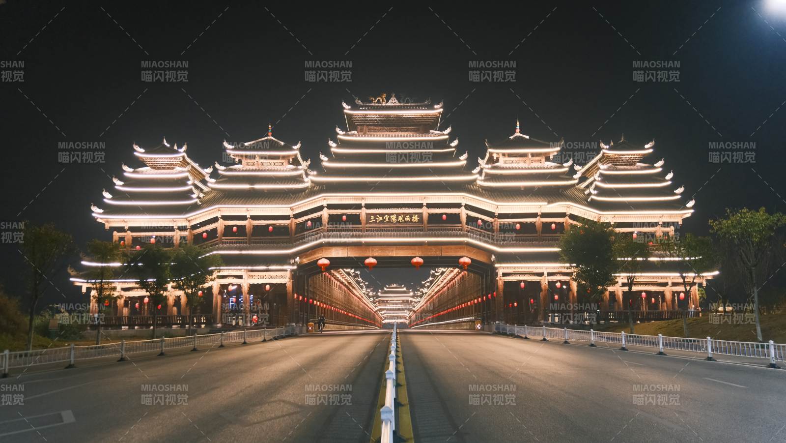 夜景古建筑大门图片