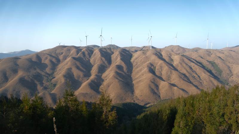 山丘上的风力发电机图片