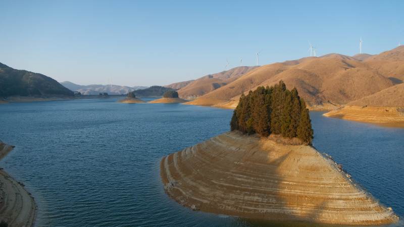 湖心孤岛 山影如画图片