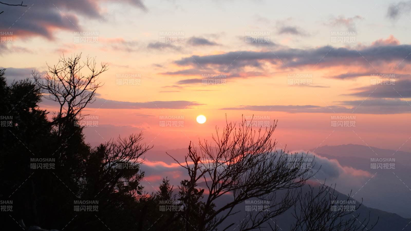 山巅日落云海图片