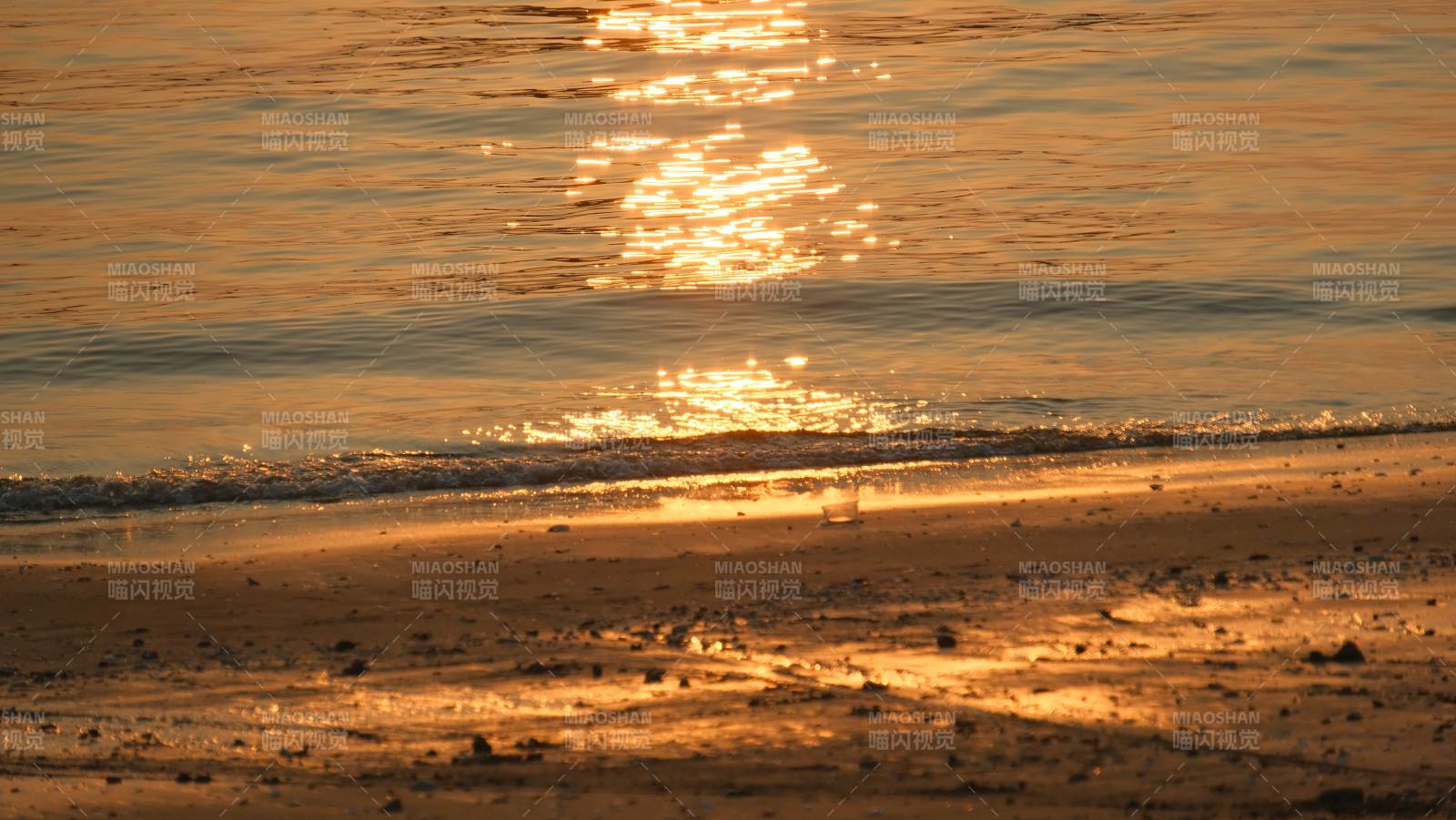 夕阳海面金光闪烁图片