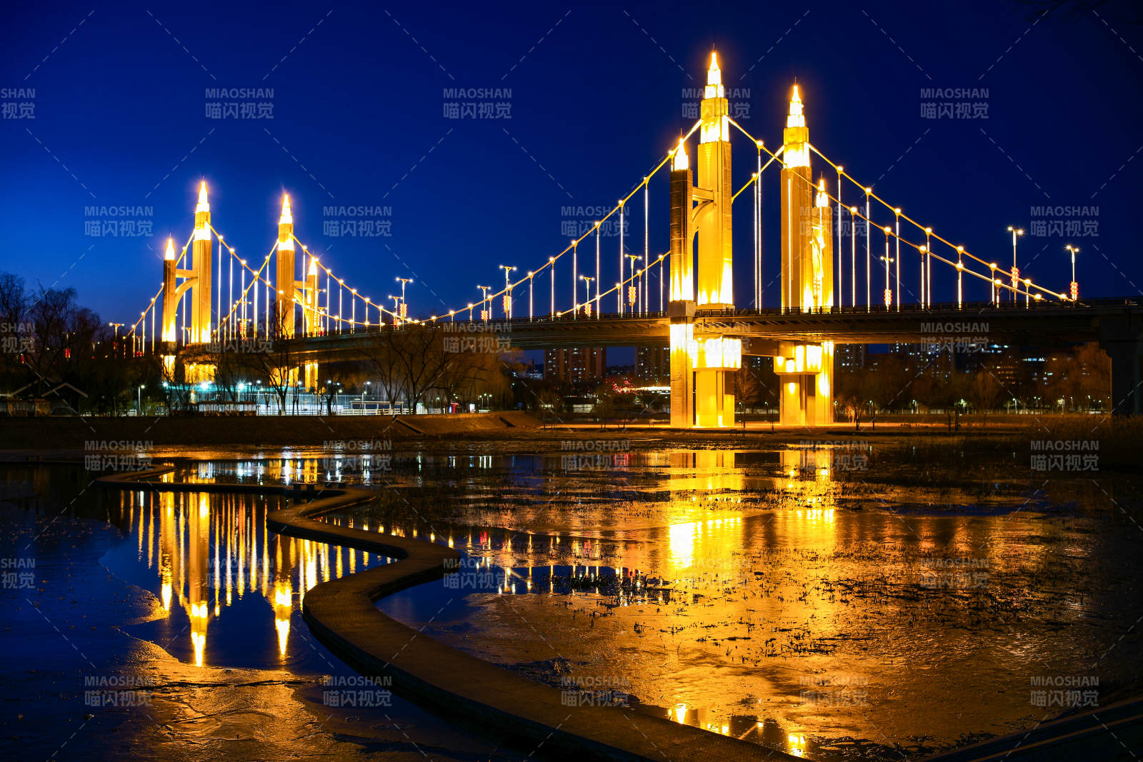 北京昌平南环大桥夜桥倒影图片