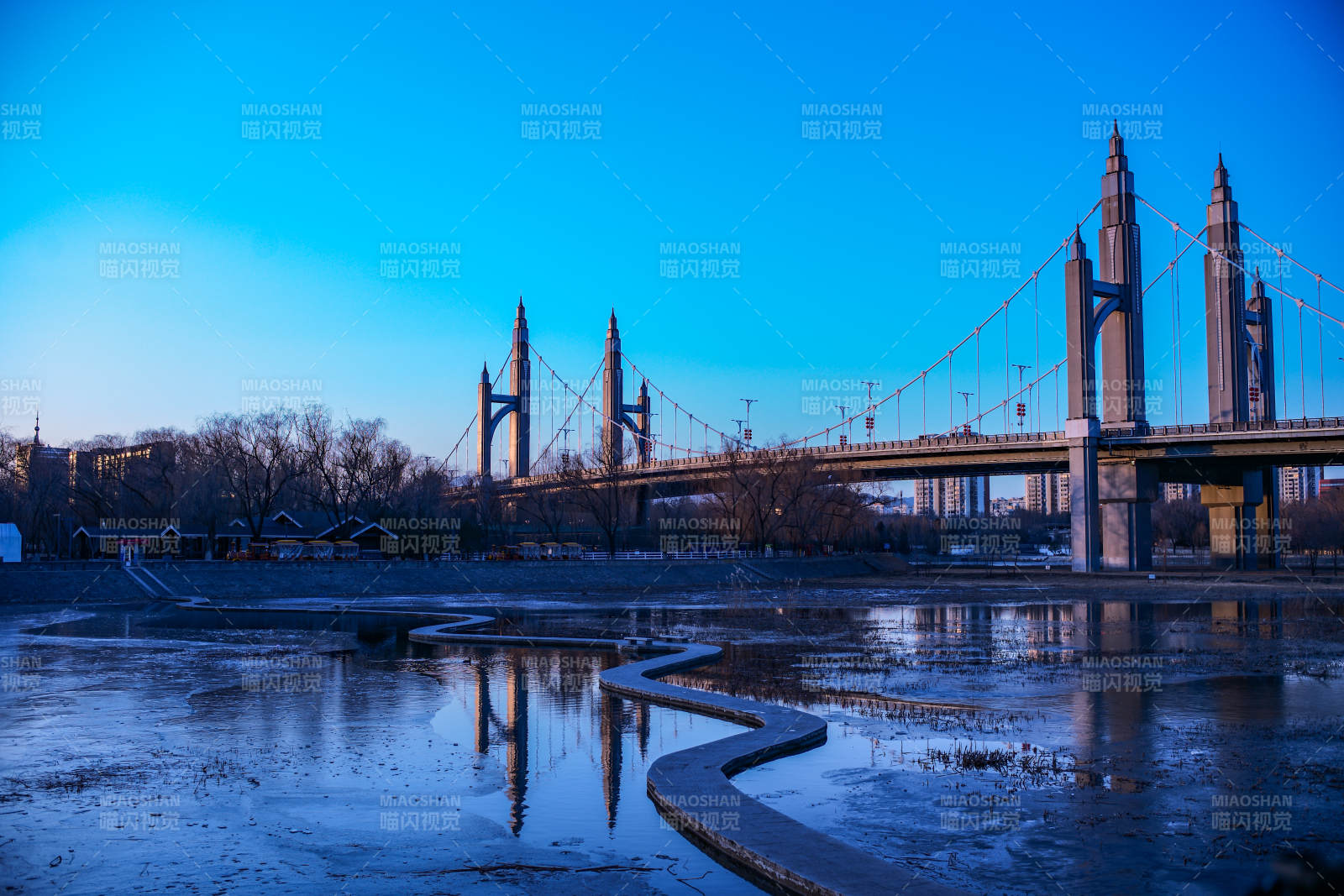 北京昌平南环大桥桥影映水天图片