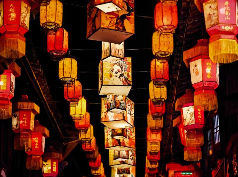 灯笼高挂夜市街图片