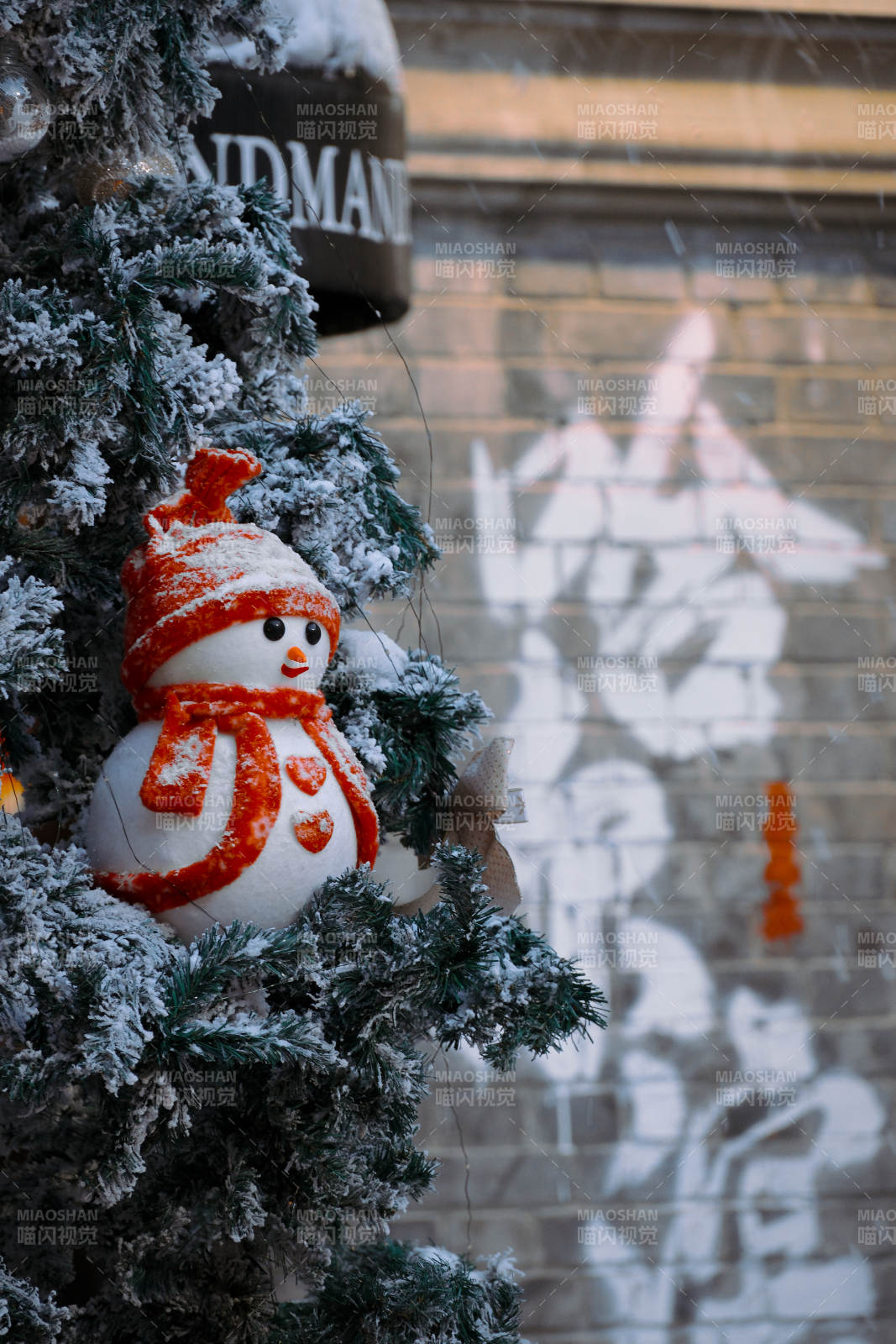 哈尔滨中华巴洛克街区-雪人图片