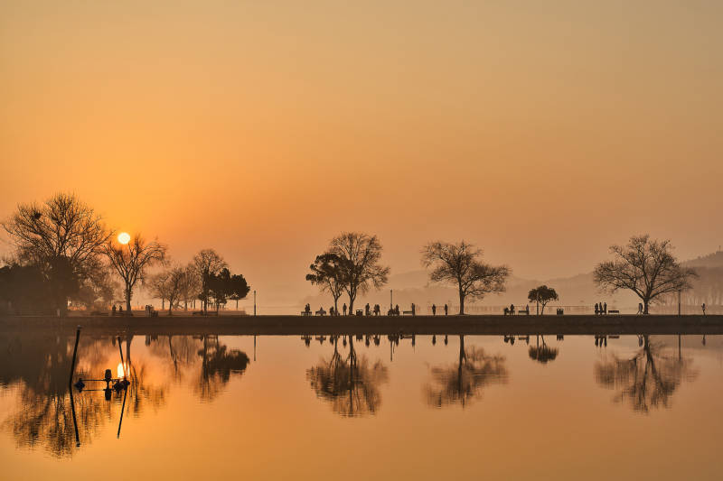 武汉东湖湖畔日出剪影图片