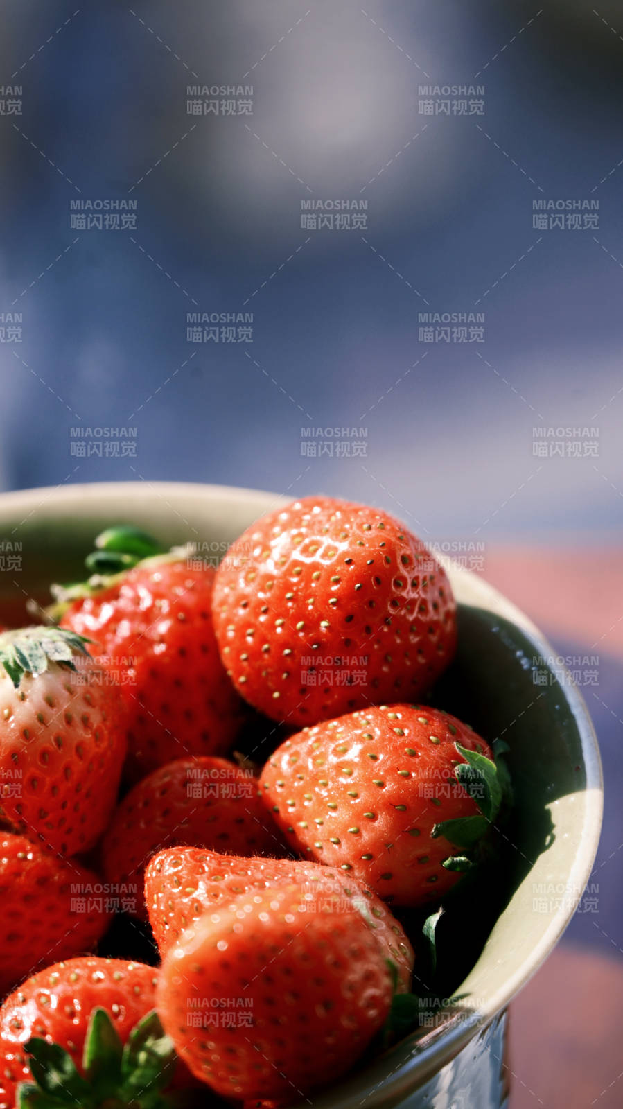 鲜红草莓盛满碗图片