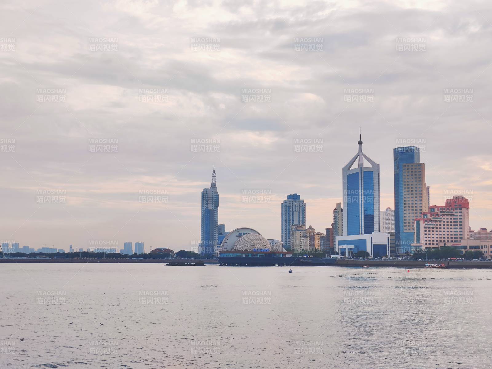 青岛城市天际线水景图片